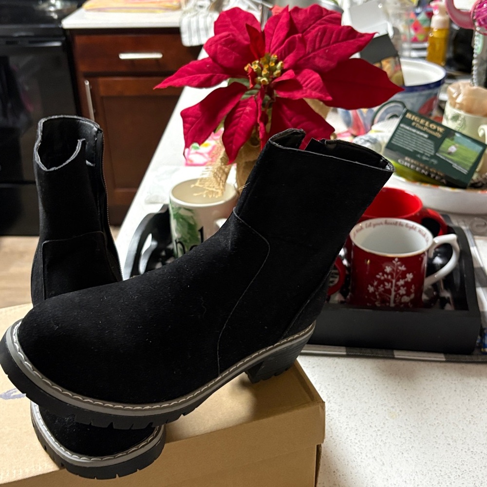 Seven7 Sleek Black ankle Zipper Boots suede size 7
